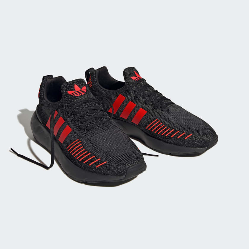 SWIFT RUN 22 SHOES - Core Black / Solar Red / Grey Five